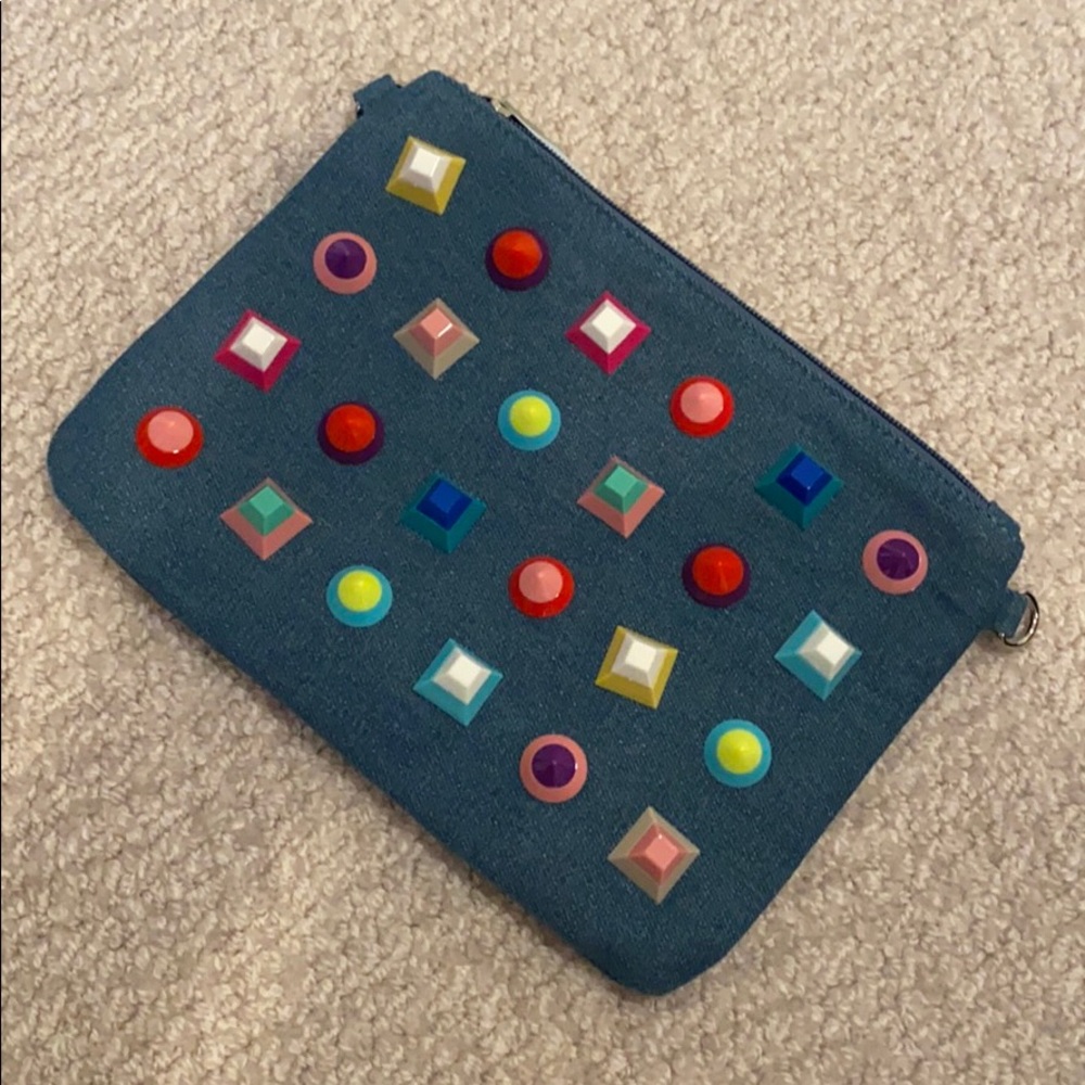 a crossbody purse with a detachable chain